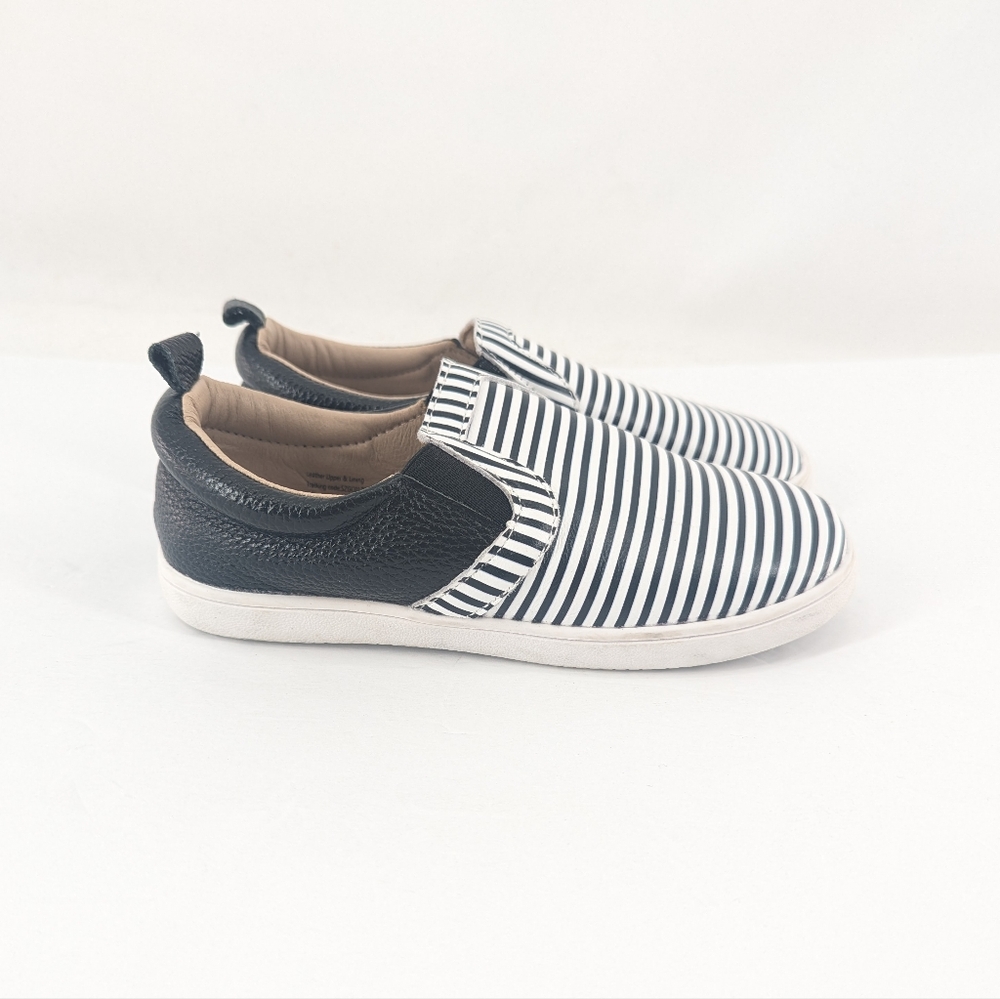 Monkey Feet Black and White Striped Slip-On Sneakers Size 5 -6 Years Unisex
